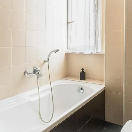 3 Bedroom Beautiful View Near Center Apartment *